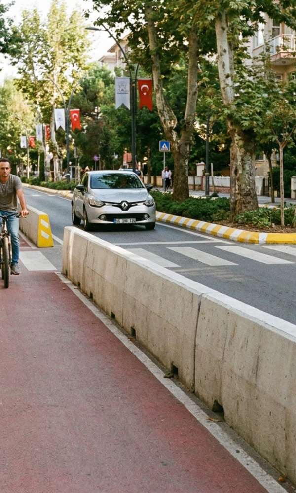 Trafik Sakinleştirmede Yüksek Beton Bordürlerin Rolü As-ton